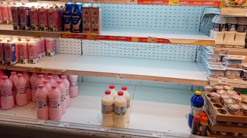 U Srbiji se nestašica mleka ublažava uvozom iz okolnih država, litar sa jedan odsto masti 120 dinara 1