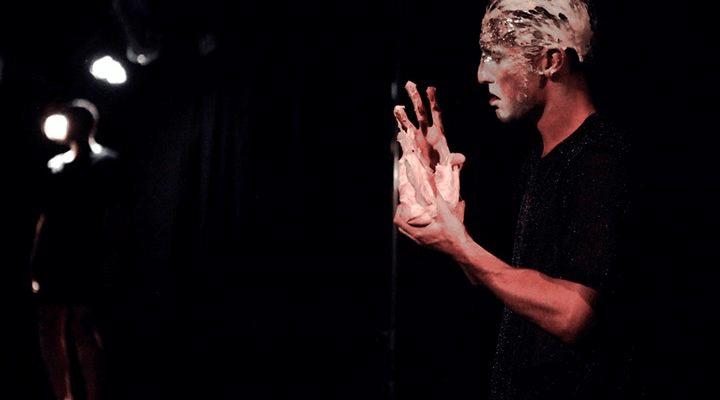 Zaronimo u srce homofobije - predstava “Lizni moje srce” na pozorišnom festivalu Hartefakt 12. septembra 1