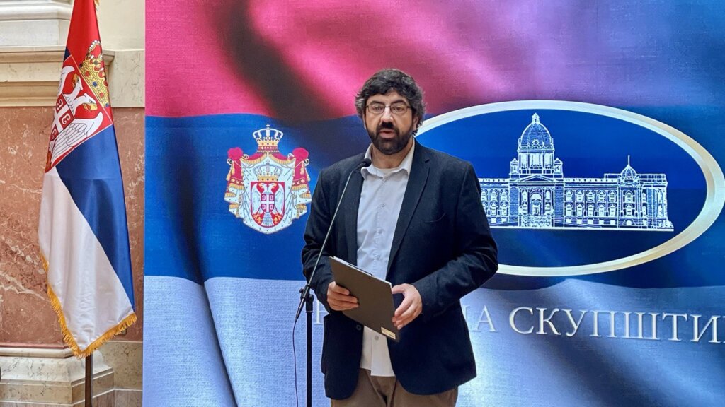 Da li policija sme da sprovodi nasilje nad narodnim poslanicima, kao što to neretko čini običnim ljudima koji protestuju? 4