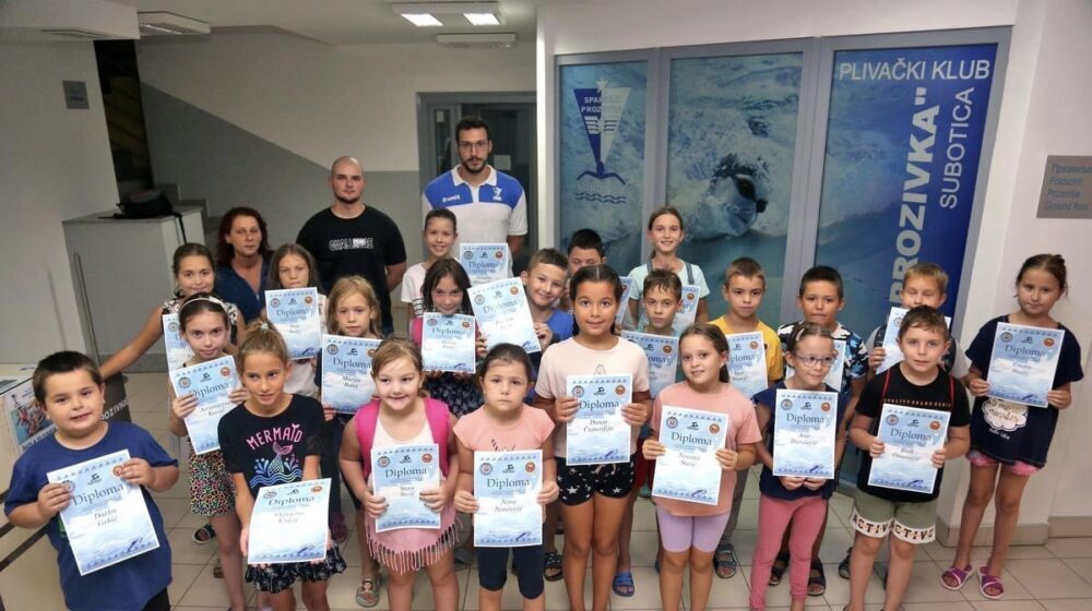 Subotica: Oko 30 osnovaca uspešno završilo drugi kurs besplatne škole plivanja 1