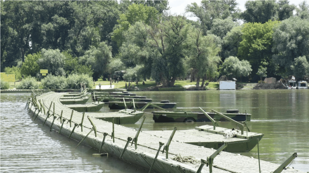Vojska Srbije rasklopila pontonski most ka dunavskoj plaži Lido 1