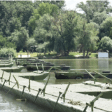 Vojska Srbije rasklopila pontonski most ka dunavskoj plaži Lido 10