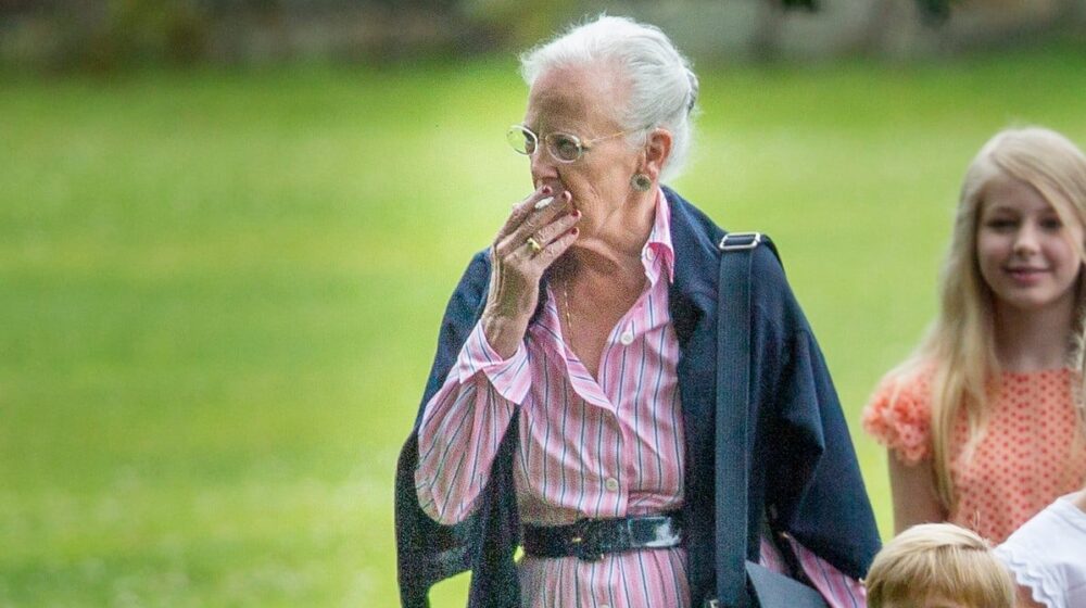 Ima 82 godine, umetnica je i strastveni pušač: Ona je sada najdugovečnija kraljica Evrope 1