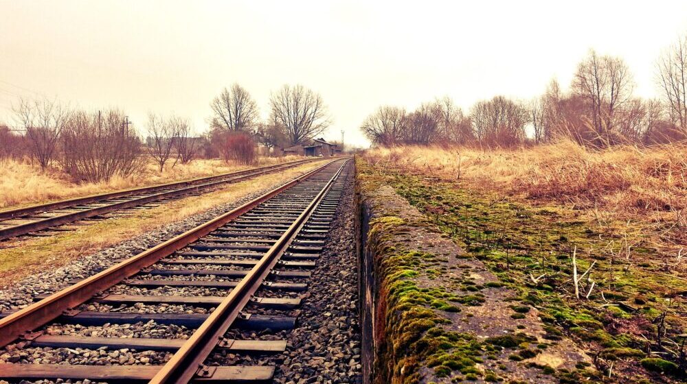 Povređeno 12 putnika kada je u kombi udarilo železničko vozilo na pruzi kod Velesa 1