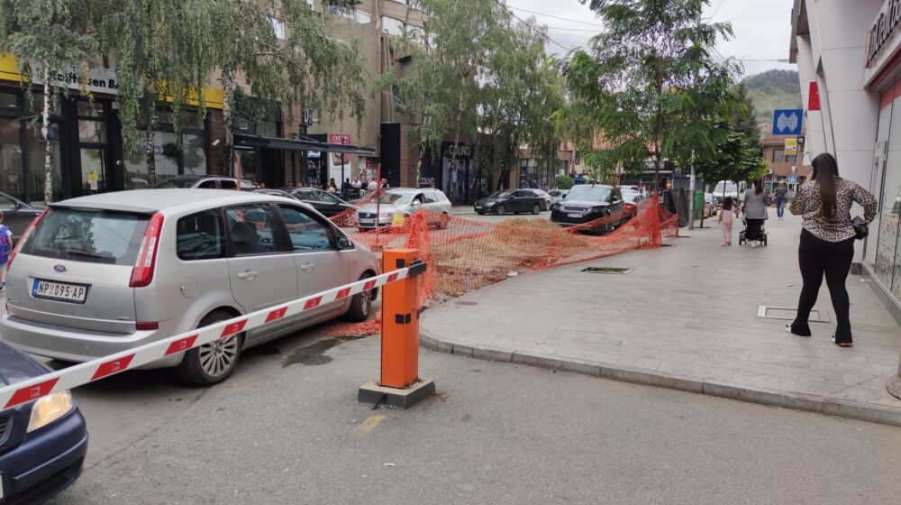 Ulice i trotoari u Novom Pazaru raskopani već nedeljama: Saniranje čeka “sleganje zemlje” 1