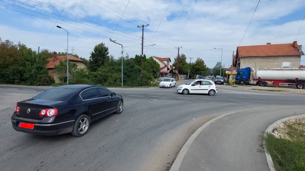 Da li je raskrsnica ulica Izvorski put i Miloša Obilića u Zaječaru bezbedna: Nepregledna i opasna saobraćajnica 2 Da li je raskrsnica ulica Izvorski put i Miloša Obilića u Zaječaru bezbedna: Nepregledna i opasna saobraćajnica 2