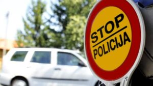 Sudar kod Dobanovačke petlje, autobus udario u stub 1
