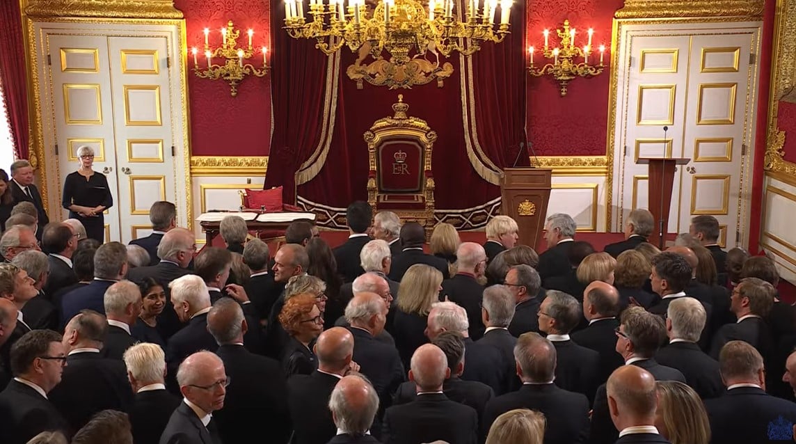 Čarls III proglašen za novog britanskog kralja: Vilijam i Kamila potpisali deklaraciju, ceremonija se prenosi uživo (VIDEO) 4