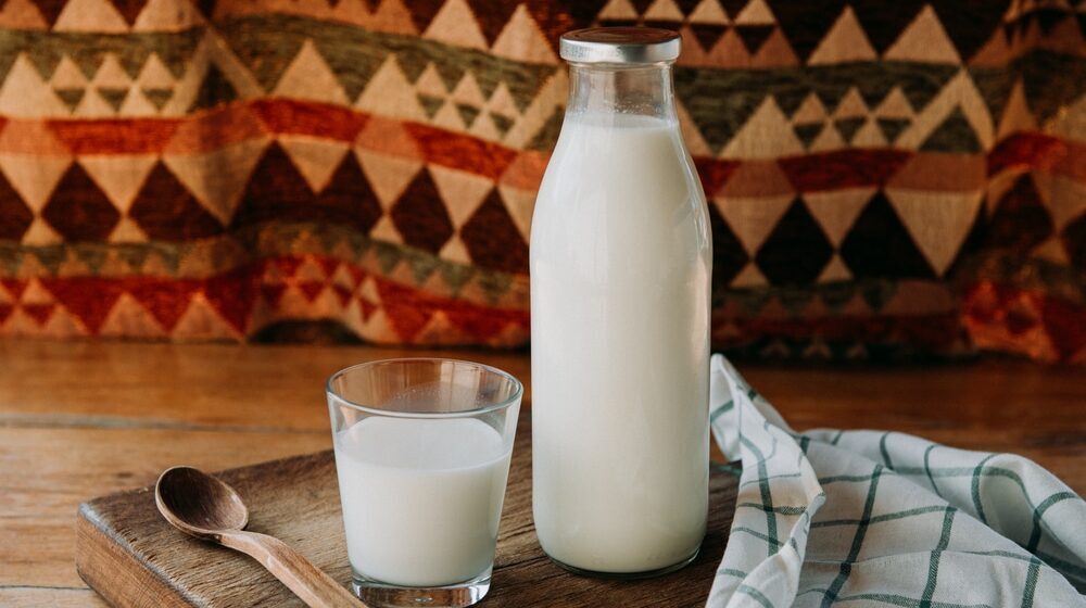Aleksić: Nestašica mleka jer litar u otkupu košta koliko litar vode, a isplata kasni 1