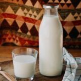 Aleksić: Nestašica mleka jer litar u otkupu košta koliko litar vode, a isplata kasni 5