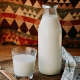 Vlada povećava najvišu maloprodajnu cenu mleka - maksimalno 129 dinara za litar 4