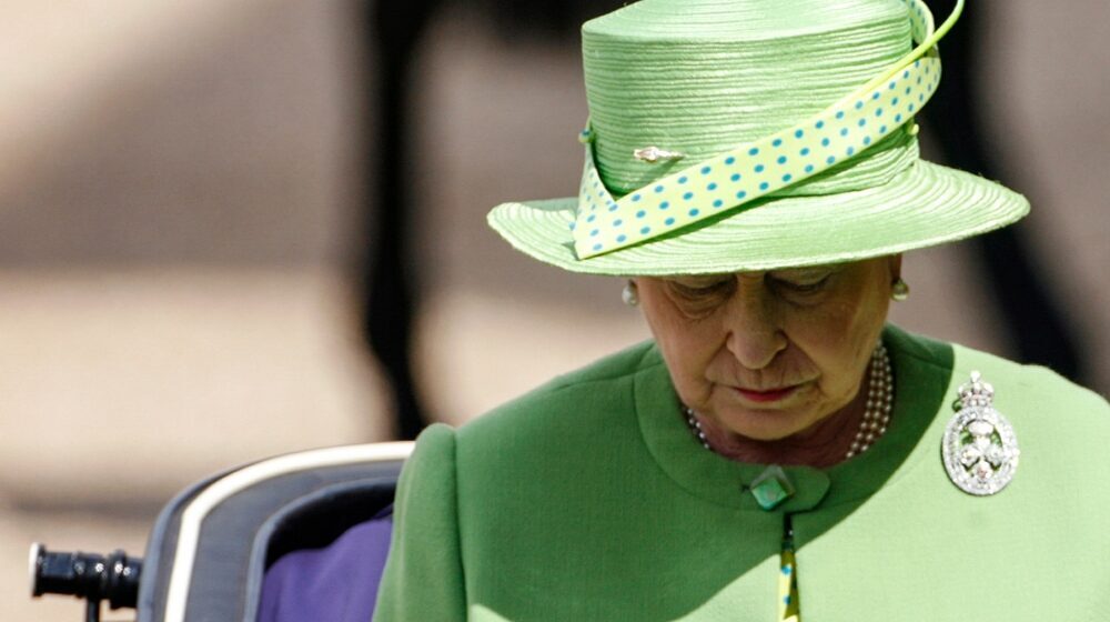 Umrlice za englesku kraljicu Elizabetu izlepljene u centru Čačka 1