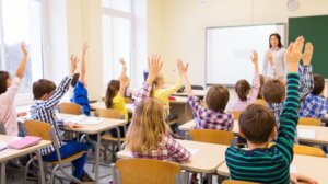 Školski čas od 45 minuta mogao bi da bude skraćen, nagovestio je predsednik Srbije Aleksandar Vučić, koji je u nedavnom gostovanju na televiziji Informer kazao da će posle Nove godine izaći sa “idejama oko obrazovnog sistema”.