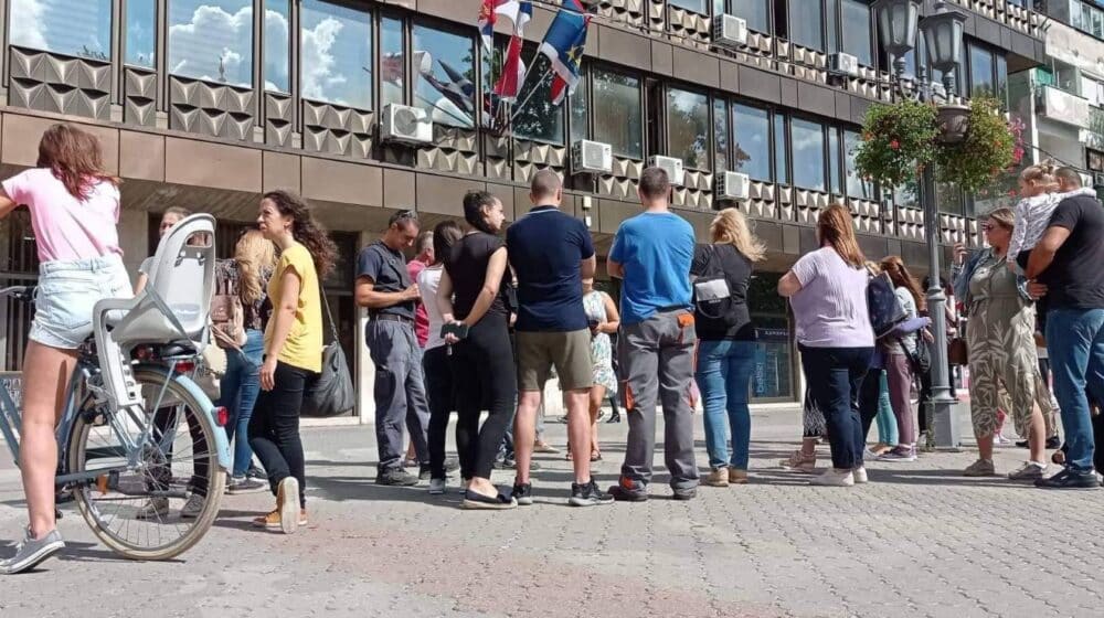 Hitna sednica u Vrbasu zbog obećane pomoći za srednjoškolce: Nastavnici prikupljaju podatke o učenicima kako bi pare legle pre izbora 1