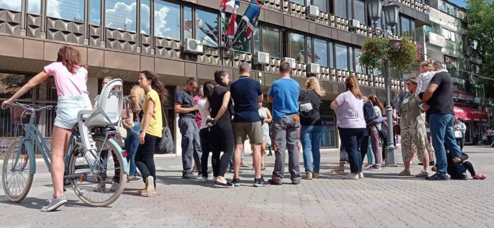 Vrbas jedino mesto u Srbiji koje nema grejanje: Maturanti gimnazije se pobunili i napustili školu zbog hladnih učionica 2 Vrbas jedino mesto u Srbiji koje nema grejanje: Maturanti gimnazije se pobunili i napustili školu zbog hladnih učionica 2