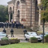 Incidenti tokom održavanja Evroprajda: Topovski udari na Autokomandi, rušenje ograde kod Crkve Svetog Marka (VIDEO) 13