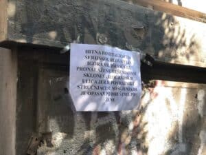 Građani protestovali ispred Informera: Gađali zgradu jajima, policija štitila ulaz u redakciju, Vučićević izašao na drugi izlaz (FOTO) 10