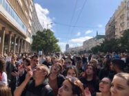 Građani protestovali ispred Informera: Gađali zgradu jajima, policija štitila ulaz u redakciju, Vučićević izašao na drugi izlaz (FOTO) 9