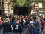 Građani protestovali ispred Informera: Gađali zgradu jajima, policija štitila ulaz u redakciju, Vučićević izašao na drugi izlaz (FOTO) 13