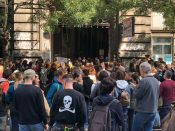 Građani protestovali ispred Informera: Gađali zgradu jajima, policija štitila ulaz u redakciju, Vučićević izašao na drugi izlaz (FOTO) 13