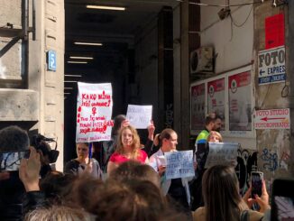 Građani protestovali ispred Informera: Gađali zgradu jajima, policija štitila ulaz u redakciju, Vučićević izašao na drugi izlaz (FOTO) 11