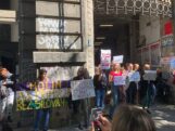 Građani protestovali ispred Informera: Gađali zgradu jajima, policija štitila ulaz u redakciju, Vučićević izašao na drugi izlaz (FOTO) 14