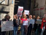 Građani protestovali ispred Informera: Gađali zgradu jajima, policija štitila ulaz u redakciju, Vučićević izašao na drugi izlaz (FOTO) 16