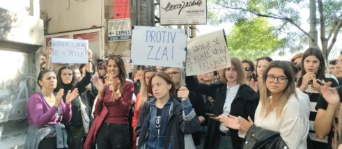 Građani protestovali ispred Informera: Gađali zgradu jajima, policija štitila ulaz u redakciju, Vučićević izašao na drugi izlaz (FOTO) 17