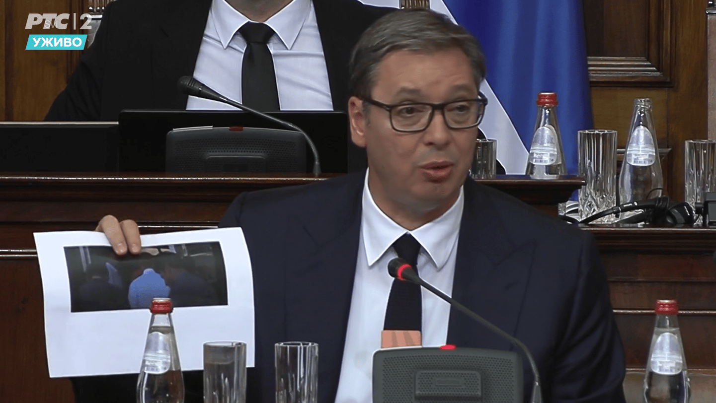 Čije su sve fotografije pokazivane na skupštinskoj raspravi: Narodnjak Aleksić slikom uzvratio predsedniku 3 Čije su sve fotografije pokazivane na skupštinskoj raspravi: Narodnjak Aleksić slikom uzvratio predsedniku 3