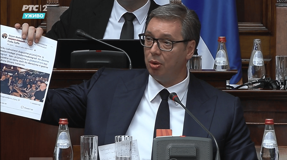 Čije su sve fotografije pokazivane na skupštinskoj raspravi: Narodnjak Aleksić slikom uzvratio predsedniku 1