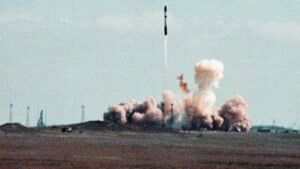 Do danas je u svetu testirano više od 2.000 nuklearnih bombi. Područja testiranja i dalje su radioaktivno zagađena, mnogi stanovnici su bolesni. Odgovorni ćute. Posebno su pogođena francuska područja u južnom Pacifiku.