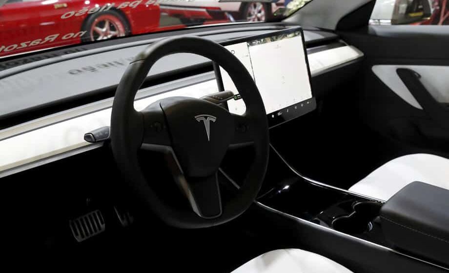 Tesla će opozvati milion automobila zbog problema sa zatvaranjem prozora 1