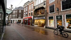 Železnički saobraćaj obustavljen je danas u Holandiji zbog snega i leda, a zbog nepovoljnih vremenskih uslova je otkazano i više stotina letova, saopštile su transportne kompanije