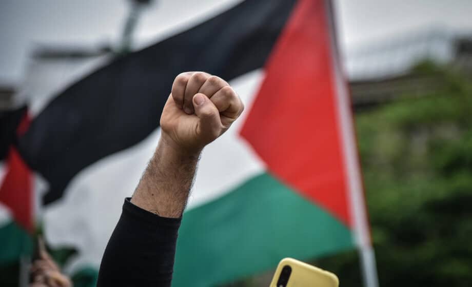 Nasilni sukobi na Zapadnoj obali: Stotine Palestinaca bacalo kamenje na vozila palestinske uprave 1