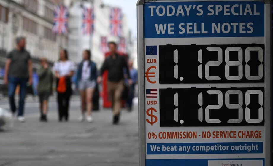 Britanska funta, zbog rizika od recesije, pala na najniži nivo prema dolaru od 1985. 1