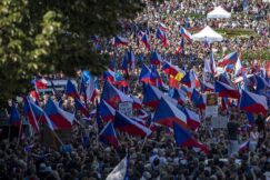 (FOTO) Oko 100.000 Čeha na demonstracijama u Pragu protiv EU, za vojnu neutralnost i jeftini ruski gas 6