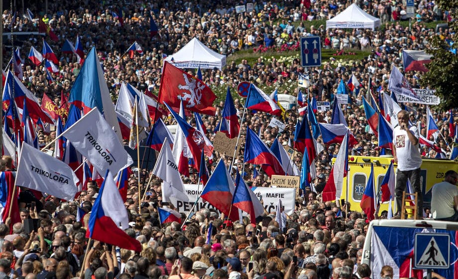 (FOTO) Oko 100.000 Čeha na demonstracijama u Pragu protiv EU, za vojnu neutralnost i jeftini ruski gas 1