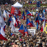 (FOTO) Oko 100.000 Čeha na demonstracijama u Pragu protiv EU, za vojnu neutralnost i jeftini ruski gas 4