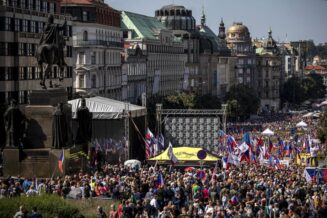 (FOTO) Oko 100.000 Čeha na demonstracijama u Pragu protiv EU, za vojnu neutralnost i jeftini ruski gas 2