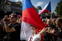 (FOTO) Oko 100.000 Čeha na demonstracijama u Pragu protiv EU, za vojnu neutralnost i jeftini ruski gas 5