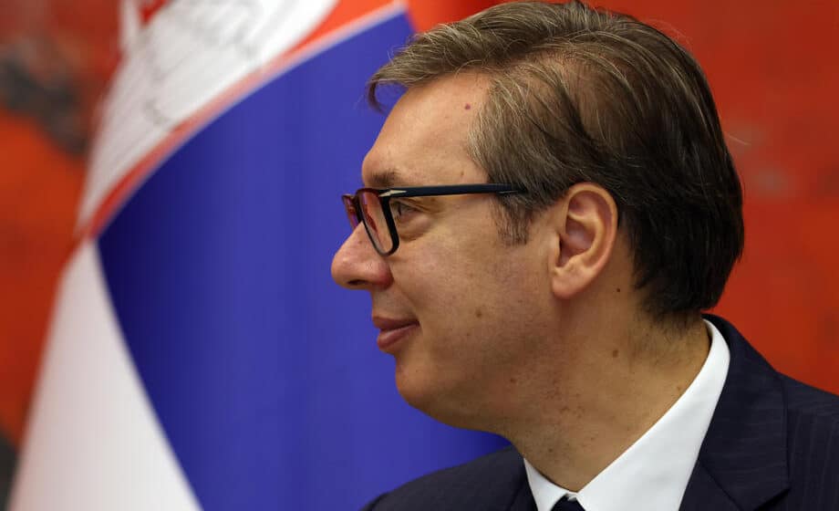 Vučić pokazao papir da je Slaviša Ristić iz budžeta Kosova dobio 120.960 evra, Ristić poručio da će predsednik to morati da dokaže 1
