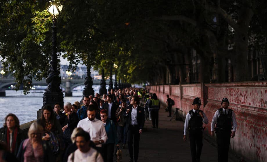 Hiljade Britanaca čeka u redu da se oprosti od kraljice Elizabete II 1