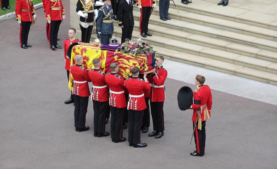 "Ona je napravila istoriju, ona je bila istorija": Kako su izgledale naslovnice širom sveta nakon sahrane kraljice Elizabete II 1