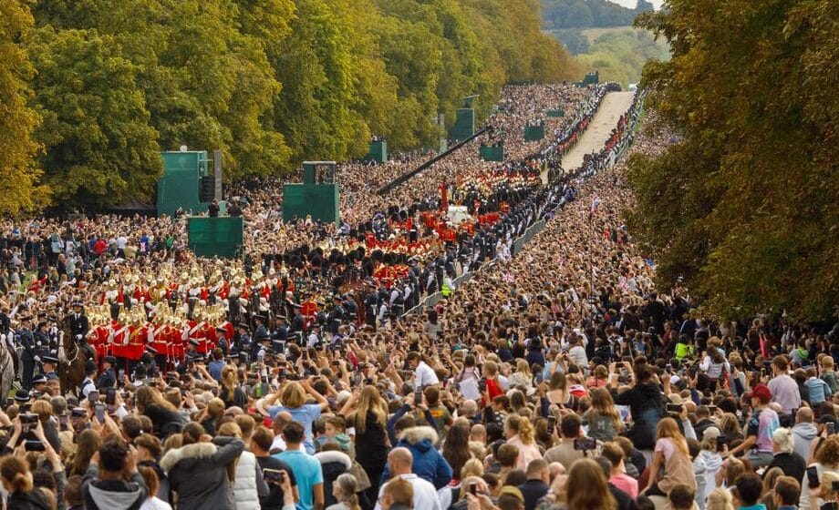 Britanska ministarka: Više od 250.000 ljudi prošlo pored kovčega sa telom Elizabete Druge 1