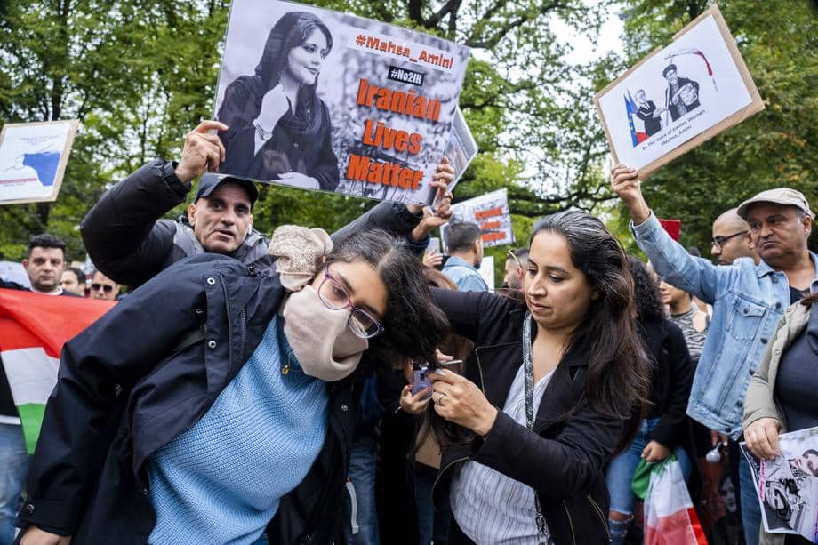 "Režim ima oružje i metke, ali se plaši naše kose": Protest hrabrih žena Irana 2