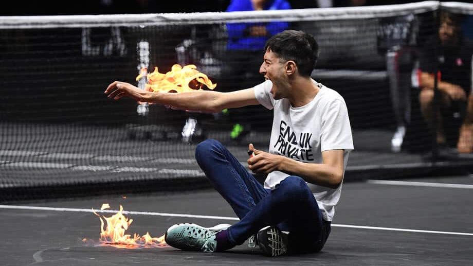 Laka pobeda Cicipasa nad Švarcmanom na Lejver kupu, aktivista u borbi protiv klimatskih promena prekinuo meč i zapalio se 2