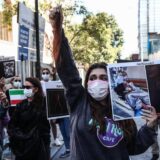 Simbol protesta, ljutnje i žalosti: Da li znate zašto Iranke šišaju kosu? 15