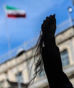 Simbol protesta, ljutnje i žalosti: Da li znate zašto Iranke šišaju kosu? 2