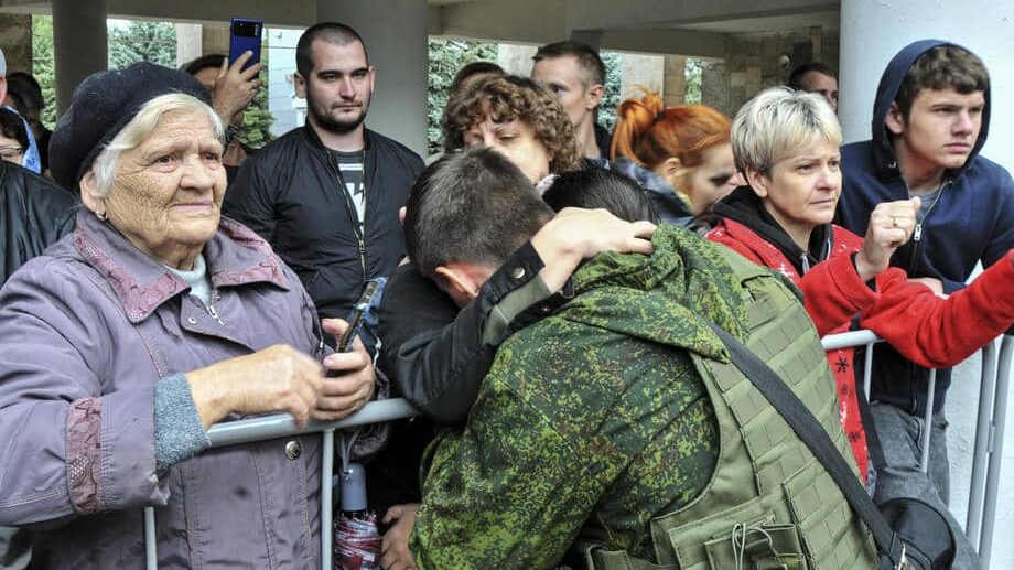 Blagoslov sveštenika, suze i zagrljaji: Kako regrutovani Rusi kreću u rat? (FOTO) 2