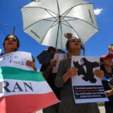 U Iranu se nastavljaju noćni protesti uprkos krvavoj represiji: Žene skidaju hidžabe, muškarci pale slike ajatolaha Hamneija 6